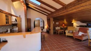 Großes Zimmer mit Küche und Wohnzimmer in der Unterkunft City Apartment Hornblick in Kitzbühel