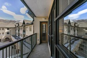 Cảnh núi rừng hoặc tầm nhìn ra núi từ căn hộ