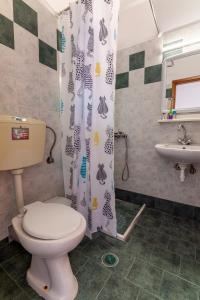 Ett badrum på Guests Apartments in Sissi Creta