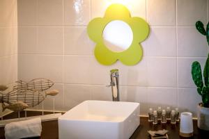 y baño con lavabo blanco y espejo. en Villa tout confort - Piscine - Montagnes - Lac - Parking, en Armoy