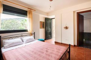 sypialnia z łóżkiem i dużym oknem w obiekcie Luxury Villa in Agios Nikolaos with private pool w mieście Ajos Nikolaos +33 zdjęcia