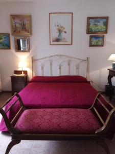 una camera da letto con un grande letto con lenzuola viola di L'Antica Quercia B&B a CastellʼUmberto
