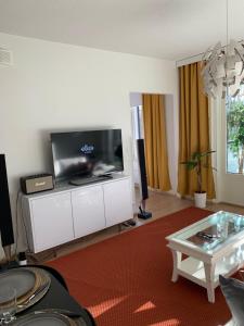 uma sala de estar com uma grande televisão de ecrã plano em Holiday Home Turku City em Turku