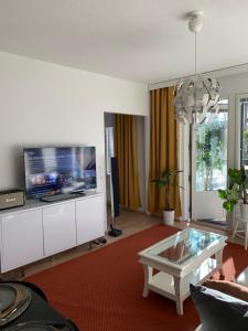 un soggiorno con TV a schermo piatto e tavolo di Holiday Home Turku City a Turku