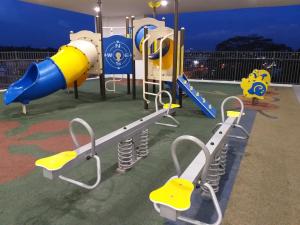 einen Spielplatz mit Rutsche und Schaukeln in der Unterkunft Aliff Avenue Studio in Johor Bahru + 10 Fotos