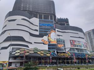 ein Gebäude mit einem Wandgemälde an der Seite in der Unterkunft Aliff Avenue Studio in Johor Bahru