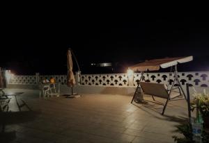 - une terrasse de nuit avec des chaises et un parasol dans l'établissement Le case di Pat - Casa Marea, à San Pietro in Bevagna
