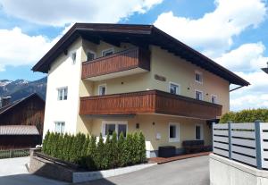 una casa con balcón en la parte superior en Haus Linn, en Ehrwald
