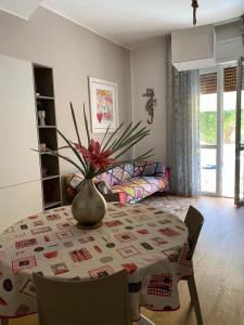 ein Wohnzimmer mit einem Tisch und einer Vase darauf in der Unterkunft La Casa di Bea in Piombino