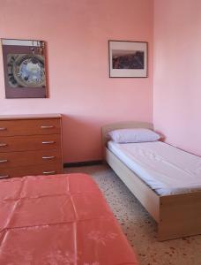 Een bed of bedden in een kamer bij APPARTAMENTO TRILOCALE CON TERRAZZO ZONA CENTRALE