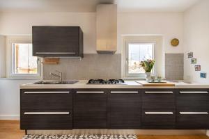 A kitchen or kitchenette at Vittorio Emanuele apartment with terrace by Wonderful Italy Még 15 kép