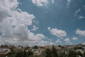 Blick auf eine Stadt unter einem bewölkten Himmel in der Unterkunft Matiana Estudiante in Zacatecas