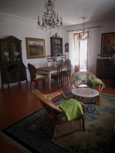 sala de estar con mesa y sillas en Casa vancanza Sciamandola, en Levanto