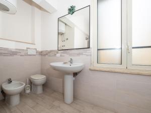 łazienka z umywalką, toaletą i lustrem w obiekcie YourHome - Corso Italia Apt in Sorrento w Sorrento +29 zdjęć