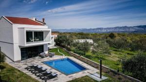 widok z lotu ptaka na dom z basenem w obiekcie Luxury Villa Ante with pool w mieście Dobrinj