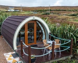 AphortにあるArranmore Glampingのデッキ(テーブル、椅子付)が備わるドームテント +17枚の写真