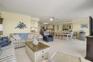 una sala de estar con un sofá y una mesa en Two-Bedroom Apartment, en Ocean City