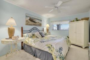 Un dormitorio con una cama y un ventilador de techo. en Two-Bedroom Apartment, en Ocean City