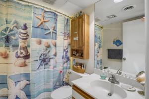 Un baño con lavabo, inodoro y cortina de ducha. en Two-Bedroom Apartment, en Ocean City 38 fotos más