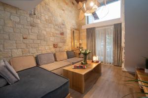Ruang duduk di Kallithea Village hotel