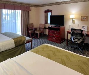 Un pat sau paturi într-o cameră la Quality Inn Santa Clara Convention Center