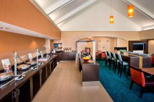 um quarto de hotel com um bar e um restaurante em Sonesta ES Suites Allentown Bethlehem Airport em Allentown