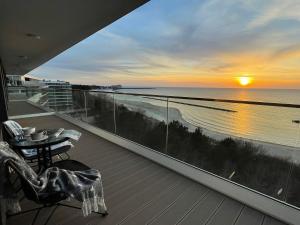 ダルウフコにあるApartament Morski Widok NAUTIC PARK 51 Darłówkoの- 海の夕日を望むバルコニー