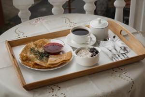 a tray with a plate of food on a table at Lera Guest House in Loo