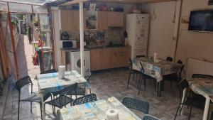 cocina y comedor con mesas y sillas en Casa Nicholas en Constanza