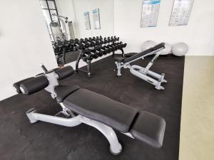 Fitness centrum a/nebo fitness zařízení v ubytování C0509 MUJI STYLE STUDIO Almas 100mbps Pool View Netflix By STAY