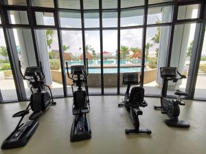 Fitness centrum a/nebo fitness zařízení v ubytování C0509 MUJI STYLE STUDIO Almas 100mbps Pool View Netflix By STAY