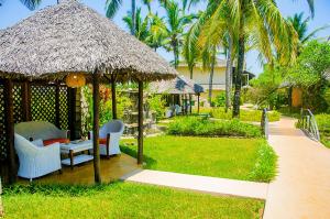 einen Pavillon mit einem Tisch und Stühlen im Hof in der Unterkunft Vanila Hotel & Spa in Ambaro