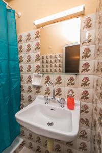 A bathroom at Southgate Apartments