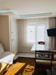 Likya Inn - Dodurga&Patara Evleri في Gâvurağılı: غرفة بسرير ومكتب ونافذة