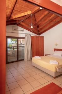 Postel nebo postele na pokoji v ubytování Mediterranean Beach Hotel + 37 fotografií
