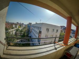 Rõdu või terrass majutusasutuses Prishtina Center Hostel