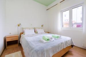 Postel nebo postele na pokoji v ubytování Apartments Mijatovic