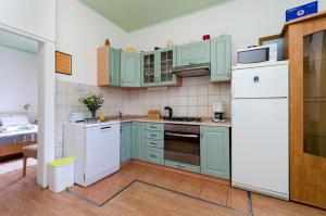 Kuchyň nebo kuchyňský kout v ubytování Apartments Mijatovic