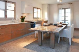 Η κουζίνα ή μικρή κουζίνα στο Villa Litharia, enchanting location and view
