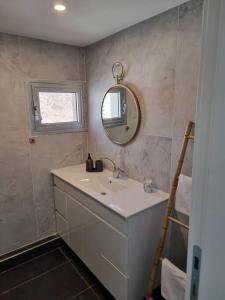 a bathroom with a sink and a mirror at דירת גג נוף המפרץ 1105-6 in Eilat