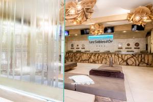 a salon with a waiting room with a glass wall at Camping Les Sables d'Or in Cap d'Agde