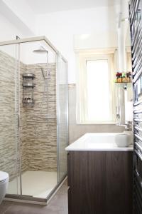 bagno con doccia e lavandino di B&B Delle Serre a Messina