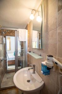 Koupelna v ubytování Turay Hotel