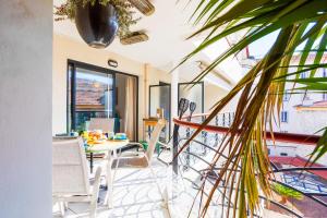 une salle à manger avec une table et des chaises sur un balcon dans l'établissement PALAIS LIBERTE V AP4267 By Riviera Holiday Homes, à Nice