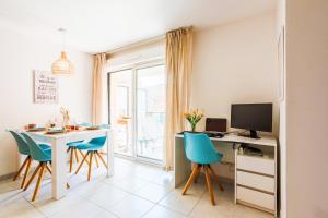 une cuisine avec une table et des chaises et un bureau avec un ordinateur dans l'établissement PALAIS LIBERTE V AP4267 By Riviera Holiday Homes, à Nice