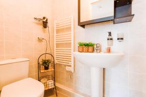 une salle de bain avec un lavabo blanc et des toilettes dans l'établissement PALAIS LIBERTE V AP4267 By Riviera Holiday Homes, à Nice 16 autres photos