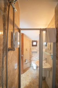 Koupelna v ubytování Turay Hotel