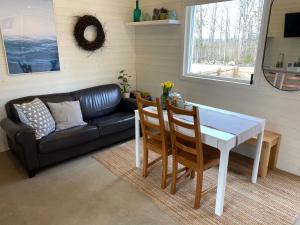 Posezení v ubytování Tiny House + 23 fotografií
