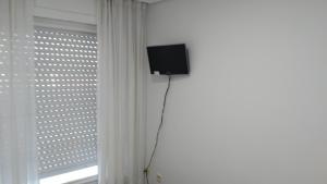 Telewizja i/lub zestaw kina domowego w obiekcie Relax! en Galicia disfruta de playa y Montaña