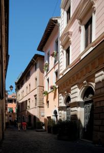 um grupo de edifícios sentados um ao lado do outro numa rua em Gigli D'Oro Suite em Roma